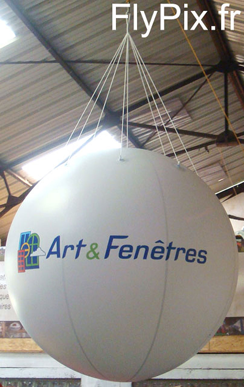 Ballon publicitaire avec marquages personnalisés gonflés à l'air à suspendre.