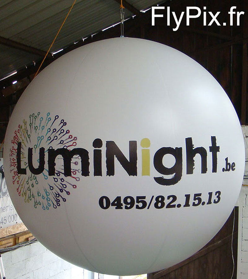 Exemple de ballon publicitaire gonflé à l'air, à suspendre, avec impressions et marquages personnalisés en impression numérique couleur.