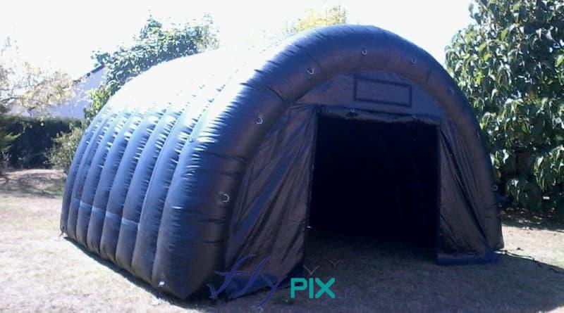Tente gonflable tunnel demi-lune, pour le stockage de matériel ou de machines, en environnement extérieur.