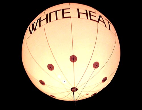 http://www.flypix.fr/images/ballon-publicitaire-lumineaux-eclairant.jpg
