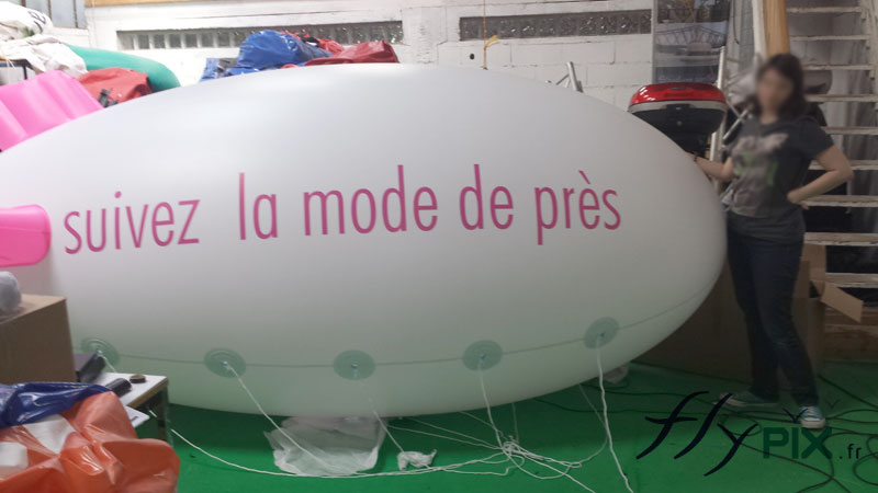 Ballon publicitaire en forme de zeppelin/dirigeable, avec fond blanc, et marquage personnalisé.