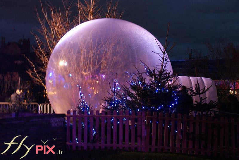 Autre exemple de ballon transparent de grande taille, utilisé ici lors d'un marché de Noël.