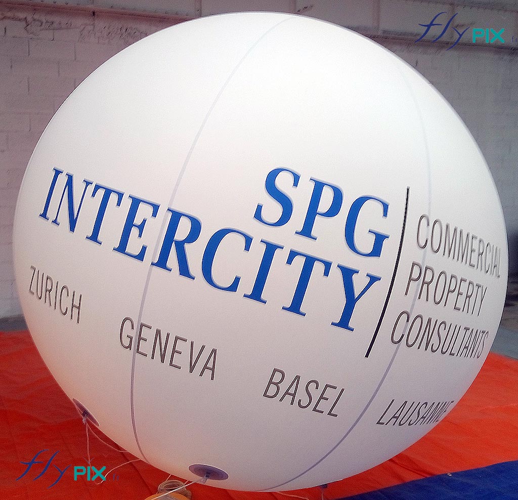 SPG Intercity: ballon publicitaire sphérique D = 2.5 m, en enveloppe PVC 0,18 mm, avec marquages personnalisés en impression numérique sur fond blanc.