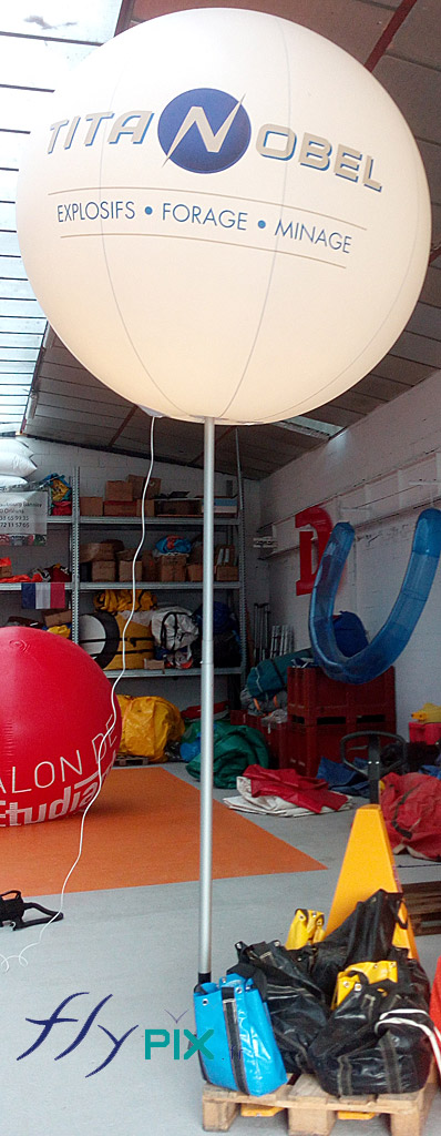 Ballon sur mat éclairant gonflé à l'air et éclairant. Ici exemple de Tita Nobel