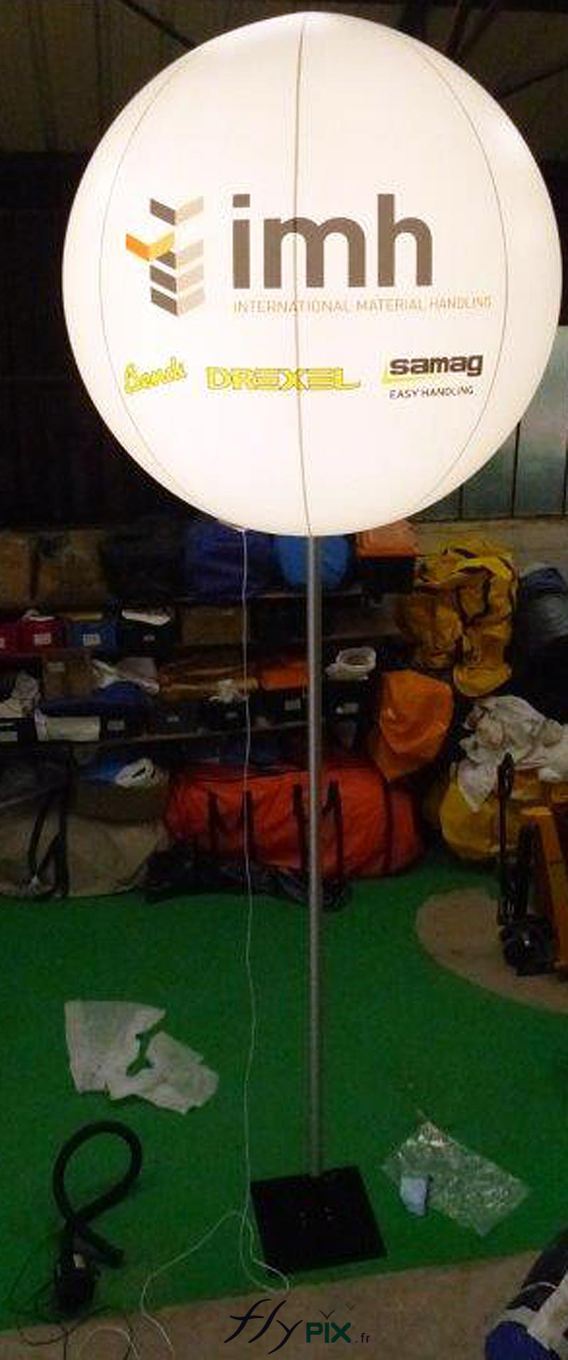 Ballon publicitaire lumineux fabriqué pour IMH Europe, pour un salon professionnel.