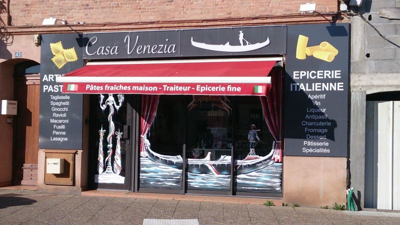 Devanture du magasin Casa Venezia à l'Isle Jourdain, dans le Gers, par FlyPix.