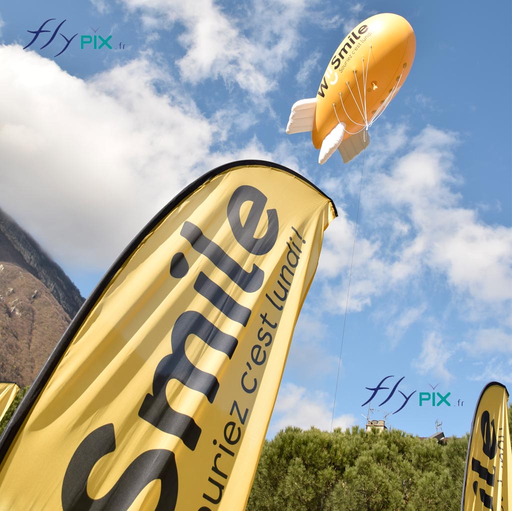 Ballon dirigeable publicitaire personnalisé, zeppelin pour We Smile + 10 oriflammes grandes tailles