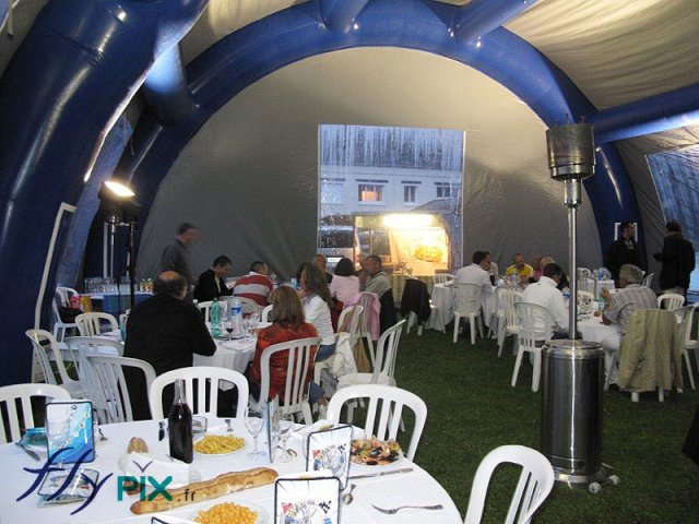 Hangar gonflable temporaire de grande taille pour diners, séminaires, colloques, meetings.