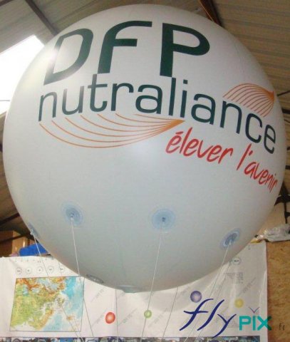 Ballon publicitaire sphérique avec marquage personnalisé d'un logo