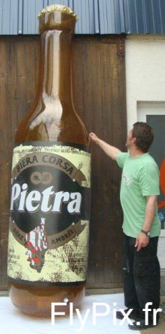 Ballon publicitaire en forme de bouteille de bière personnalisée, sur mesure.