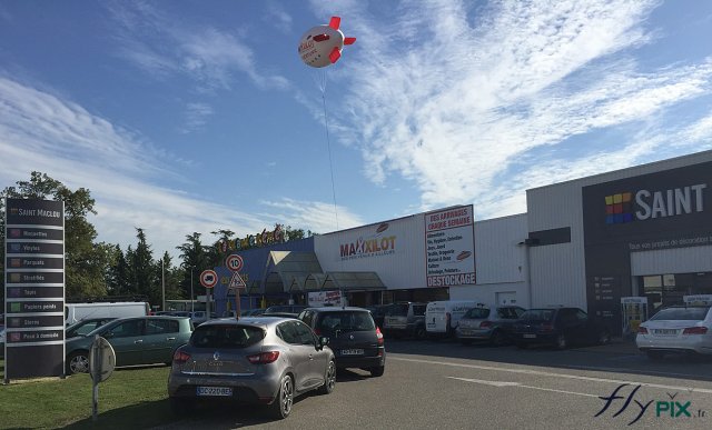 Zeppelin publicitaire survolant un commerce