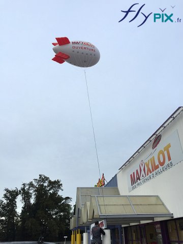 Dirigeable publicitaire survolant un magasin