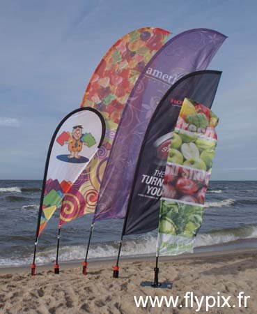 Drapeaux avec logos imprimés et Oriflammes personnalisés: différentes formes et tailles sont proposées chez FlyPix.