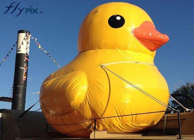 Gros ballon en forme de canard jaune