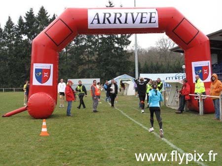 Arche gonflable publicitaire utilisėe ici pour l\'arrivėe d\'une course d\'endurance