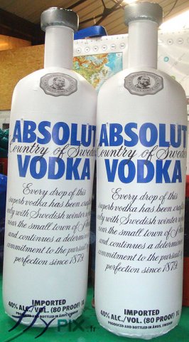 Structure gonflable de forme personnalisée, ici une bouteille de vodka de la marque Absolut Vodka.