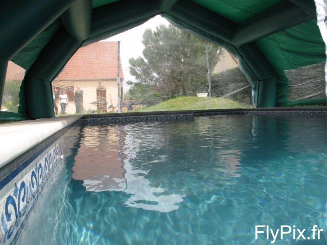 Vue intérieure d'une tente gonflable en PVC, abri de piscine.