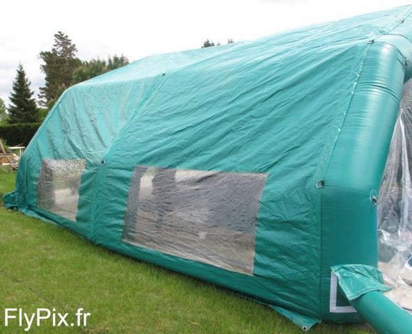 Tente gonflable pour protection de piscine.