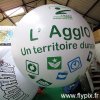 Ballon publicitaire avec marquage sur fond blanc