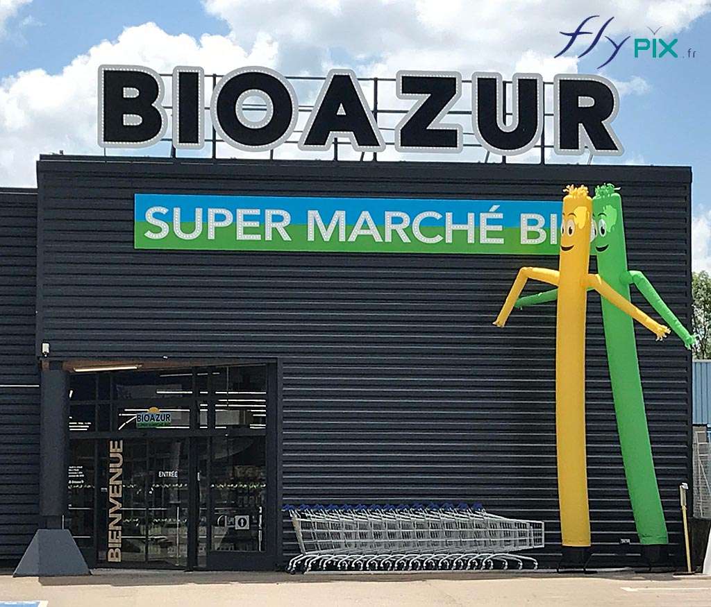 2 Skydancers personnalisés devant le magasin Bioazur à Rodez en région Occitanie.
