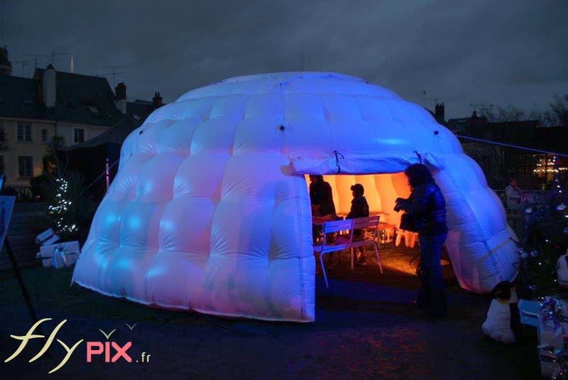 Tente gonflable barnum réalisée pour un marché de Noël en 2012.