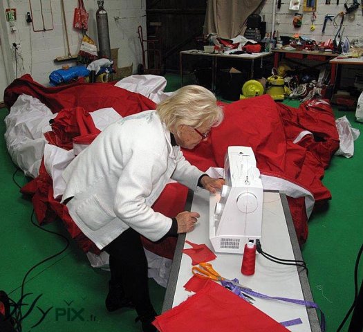 Réalisation de réparations de toile de parachute avec des coutures à la main. Couture pour la réparation d'enveloppes en toile de parachute.