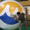 Nettoyage, lavage et entretien de ballons et de structures gonflables. Nettoyage d'un ballon publicitaire sphérique de grande taille