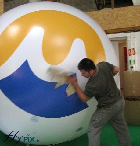 Nettoyage d'un ballon publicitaire sphérique en PVC