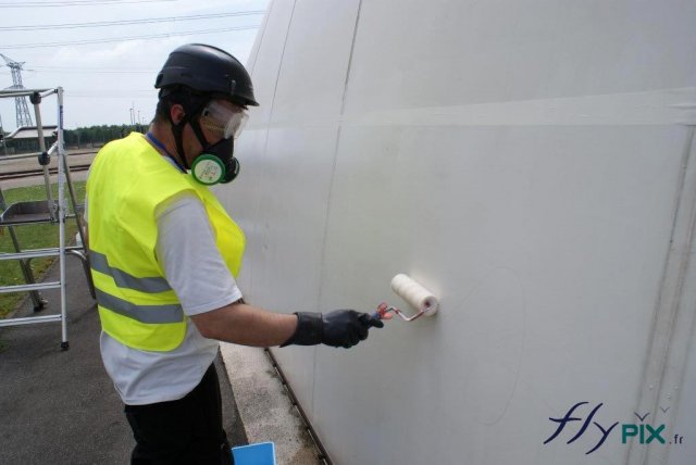 Pose peinture spéciale PVC pour protection et réparation toit abri gonflable