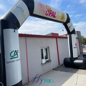 RG Publicité : arche gonflable L = 6 m x H = 4 m de couleur noire, avec 10 marquages amovibles, enveloppe PVC 0.45 mm