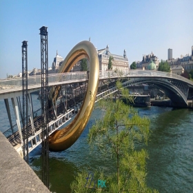 Plastique Fantastique, Nuits blanches à Paris, RINGdeLUXE : fabrication et installation d'un anneau gonflable doré géant sur le pont Léopold-Sédar-Senghor