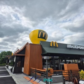 McDonald's Pont-l'Évêque : 1 montgolfière à poser sur toit, ventilée par turbine en permanence, enveloppe PVC 0.45 mm simple peau, hauteur 4 m x L = 3 m