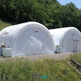 EDF, à Ventavon : 2 modules tunnels : l = 8 m x L = 7 m, H = 4 m, S = 56 m2, air captif, enveloppe PVC 0.6 mm double peau capitonnée