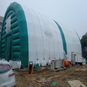 Chantier de dépollution de site : 2 modules de hangar gonflable de S = 200 m2, soit S = 400 m2 de surface, tunnel, enveloppe PVC 0.45 mm double peau capitonnée