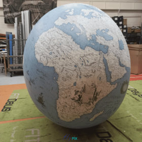 Thalie Images : ballon sphérique, globe terrestre, carte de Vincenzo Coronelli, air captif, D = 2.5 m, enveloppe PVC 0.28 mm, full print