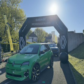 RENAULT PERRINGERARD :  fabrication sur mesure d'une arche gonflable publicitaire et d'un skydancer bonhomme H = 6 m imprimé