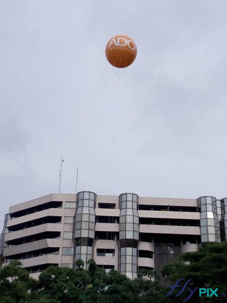 Installation d'un ballon publicitaire à hélium de forme sphérique pour les élections présidentielle, à Abidjan, en Côte d'Ivoire, en Afrique.