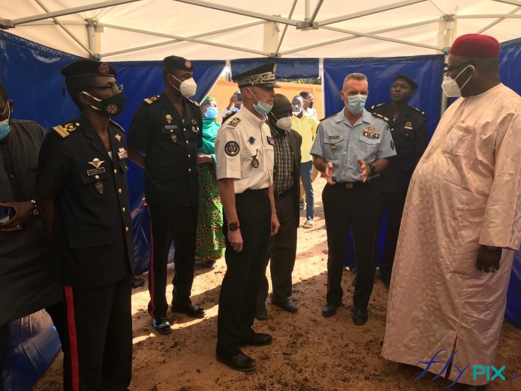Des officiers de la Protection Civile Française (Armée Française) sont entrain de présenter nos tentes de premiers secours, auprès de militaires, d'officiers et de notables locaux, au Niger, en Arique.