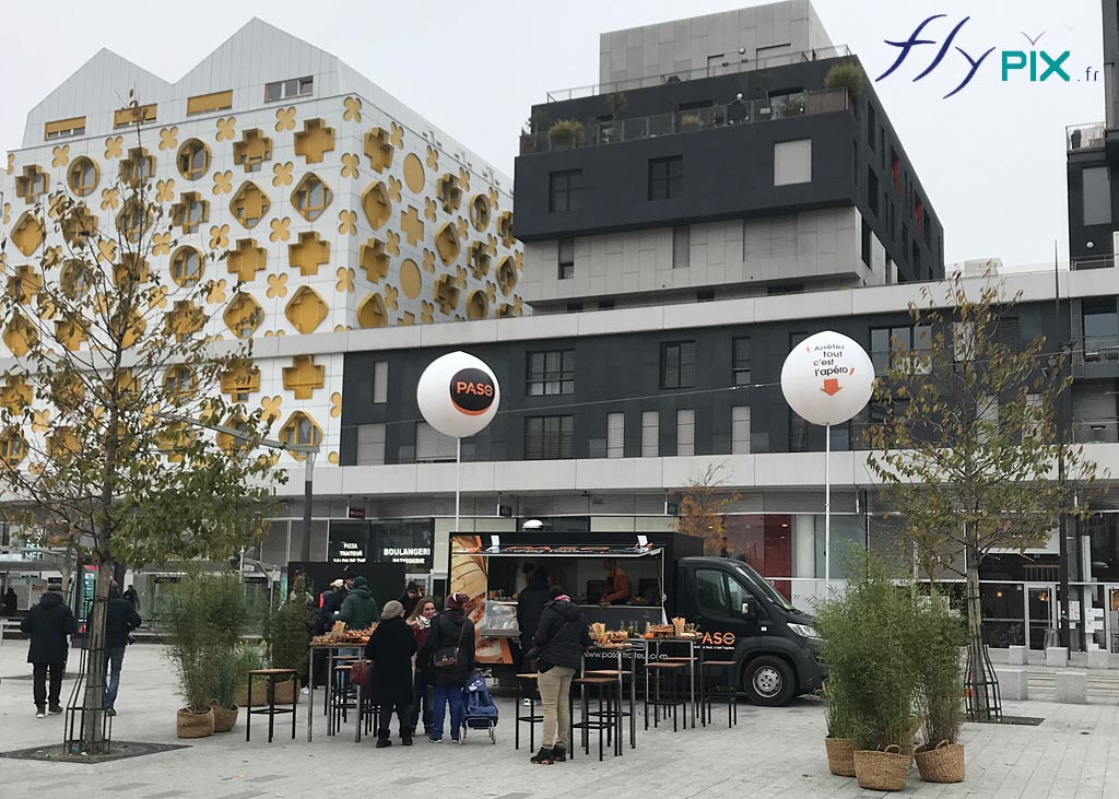 2 ballons sur mat imprimés fabriqués pour Paso, ici déployé en environnement extérieur pour opération de street marketing, temporaire et éphémère.