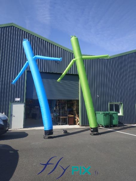 Réalisation de 2 skydancer en forme de bonhommes, de hauteur 6 m, couleur uni, avec turbine éclairant pour la société FRESH N'FROZEN.