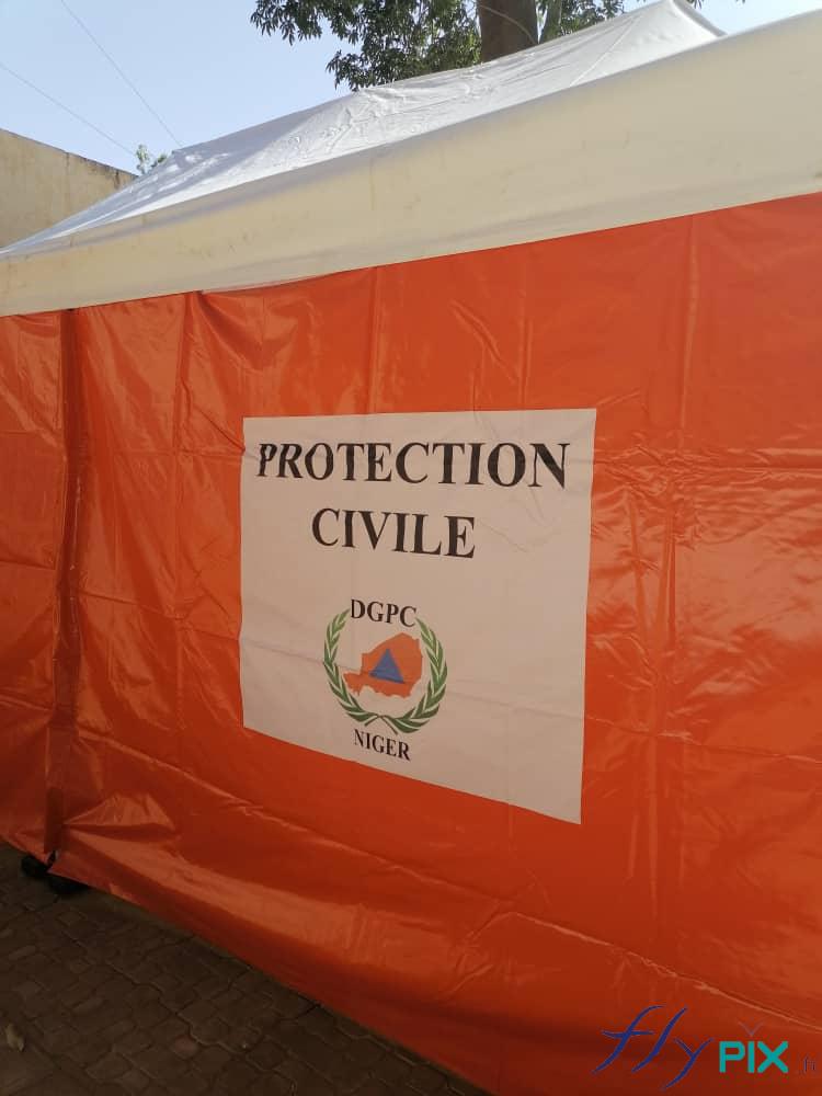 Détail d'une impression sur un mur de tente PMA pliable 6x3m, fabriquée pour l'Armée Française (Protection Civile du Niger).