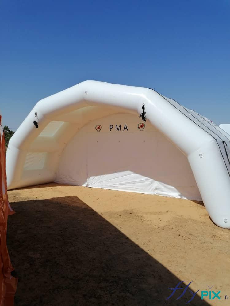 Entrée principale de tente PMA 10x6 m, air captif, en enveloppe PVC 0.6 mm, et gonflée avec une pompe électrique.