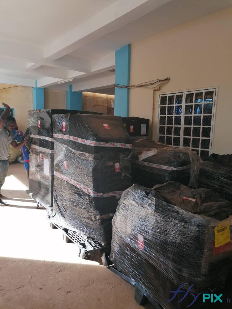Livraison des tentes médicales eu Niger, en Afrique, auprès du quartier général de la Protection Civile du Niger.