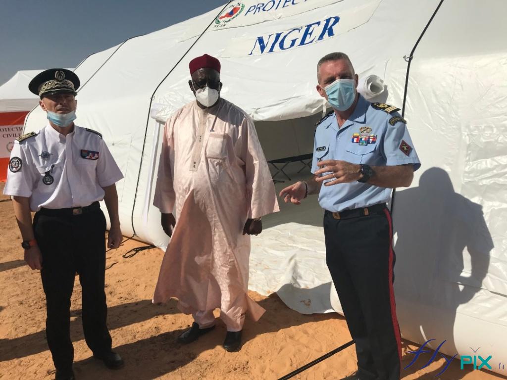 Cérémonie officielle de présentation des tentes PMA (Poste Médical Avancé), par les officier de l'Armée Française (Protection Civile du Niger), par l'Ambassade de France.