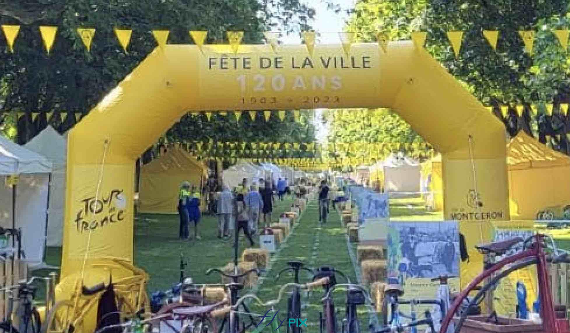 Arche jaune gonflable  aune Tour de France Mairie Montgeron