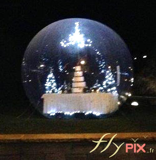 Ballon boule de Noël, avec un bâteau en polystyrène à l'intérieur.