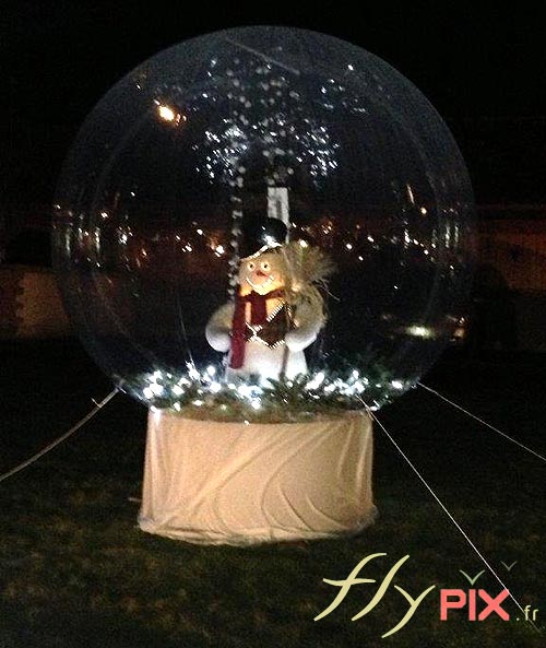 Ballon boule de Noël, avec un bonhomme de neige en polystyrène à l'intérieur.