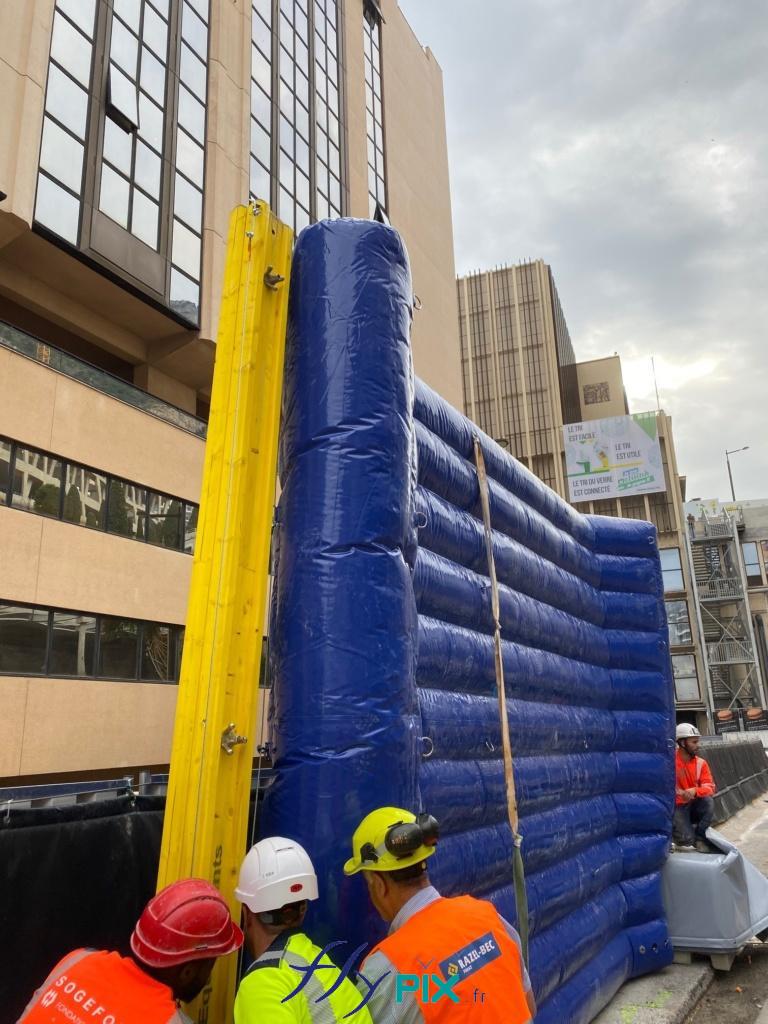 FAYAT: en chantier urbain en ville, des murs gonflables anti-bruits, anti-acoustiques, pour la réduction de bruit et des nuisances sonores, provoqués pas les machines et engins BTP en manoeuvre.