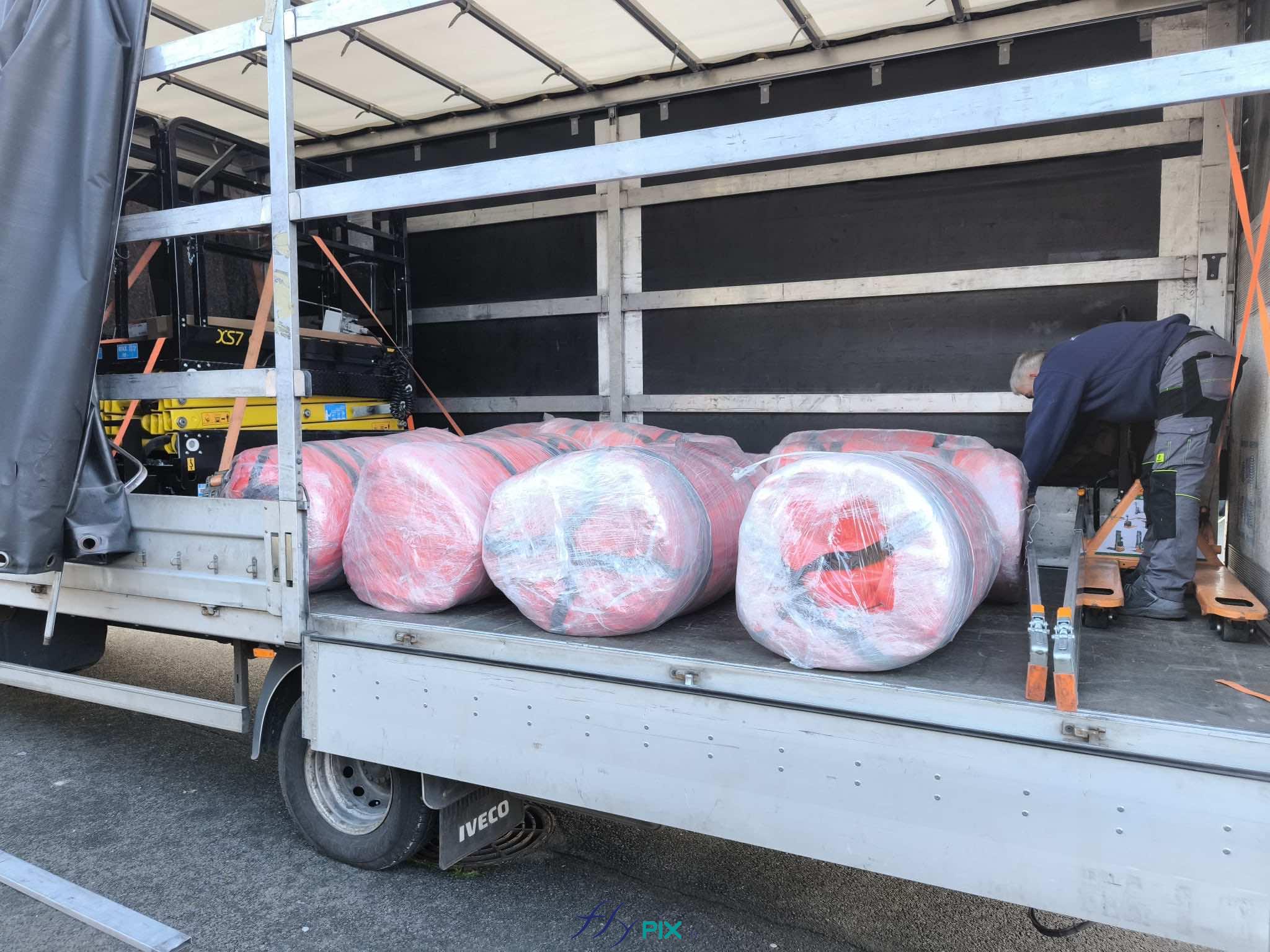 FLYPIX chargement des tentes gonflables PMA postes medicaux premiers secours dans le camion export transport vers pologne