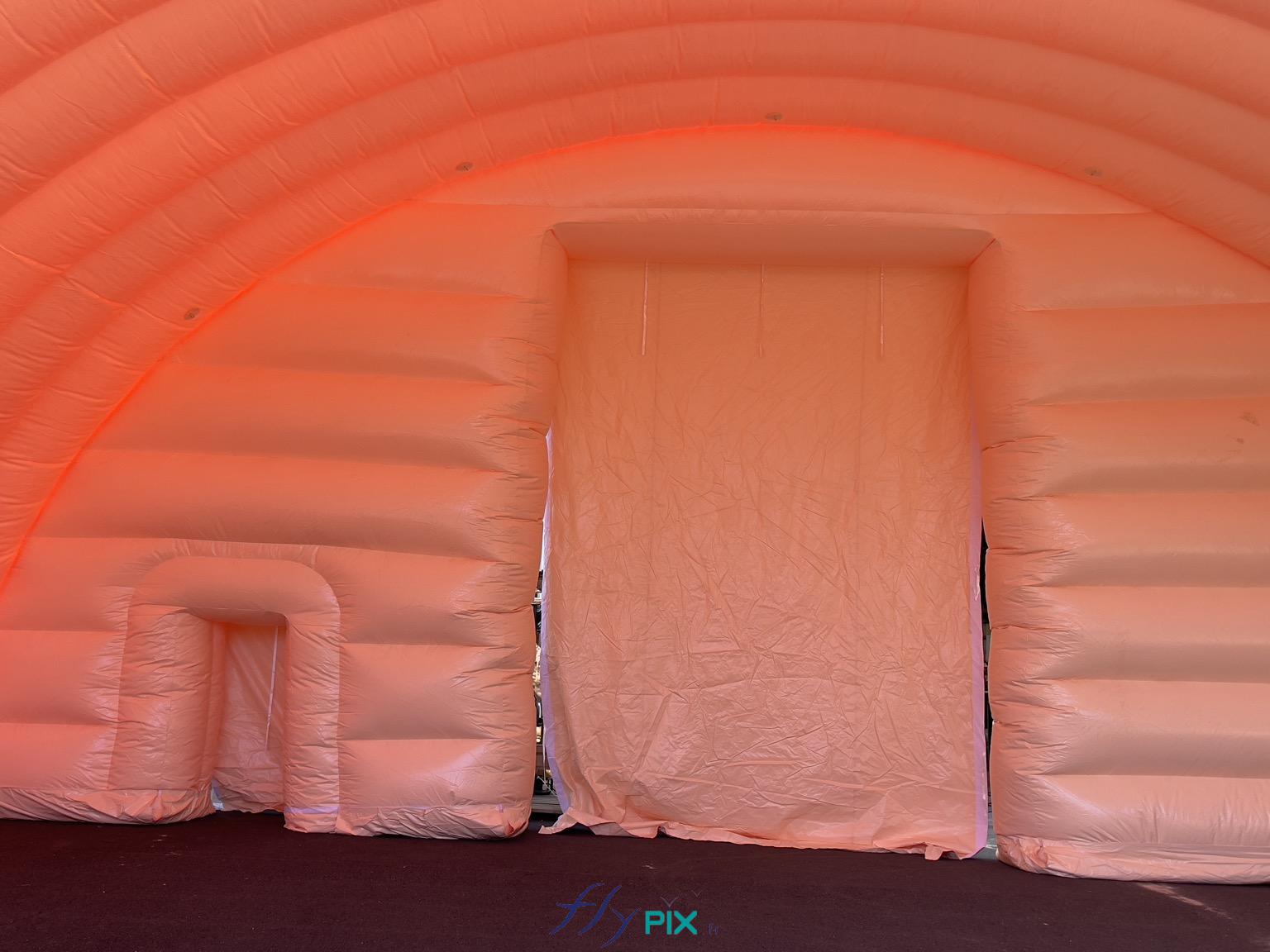 FLYPIX grand hangar gonflable militaire vue interieur grande porte large pignon et porte de service laterale murs envelloppe pvc double peau capitonnee 3